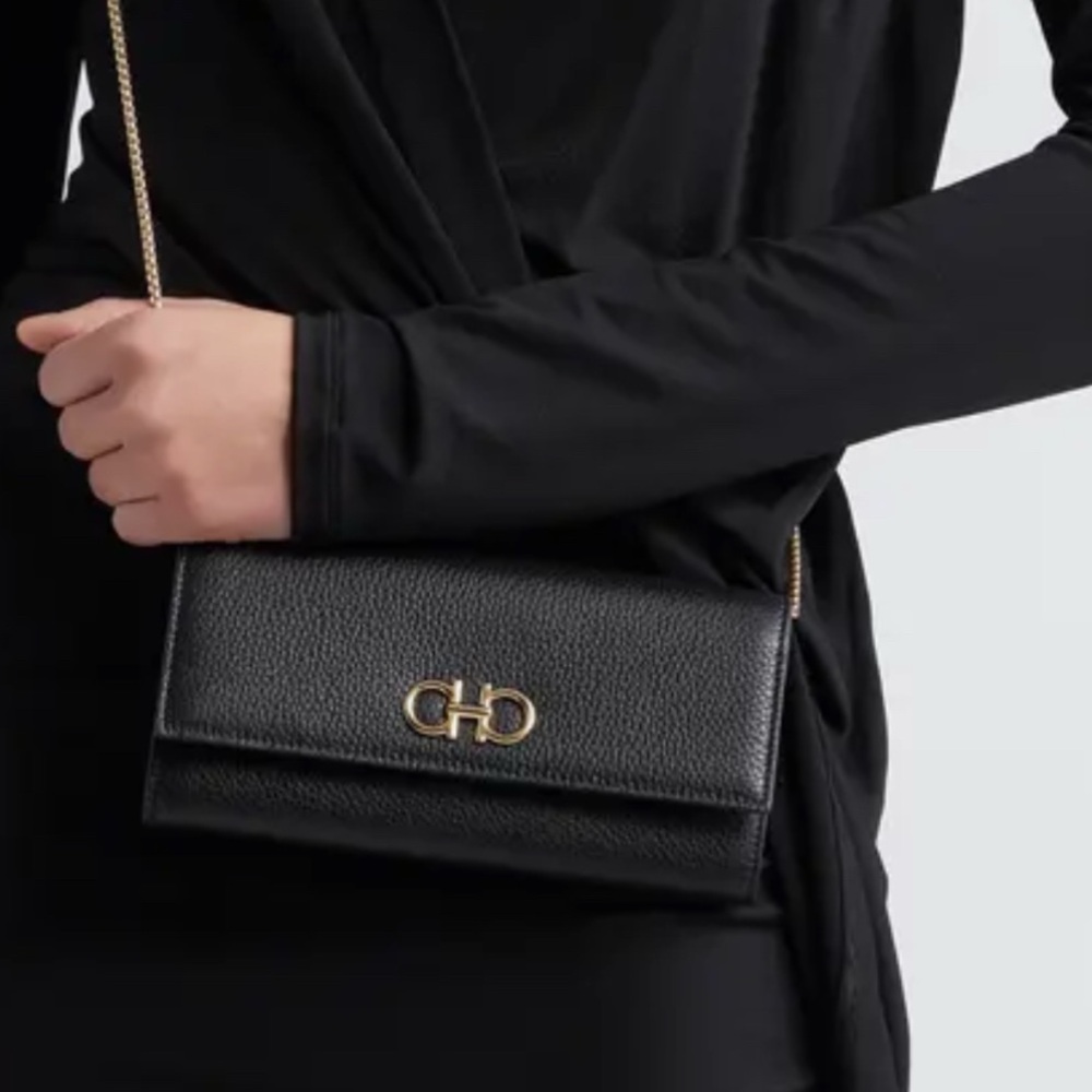 FERRAGAMO Gancini wallet on chain